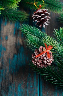 Ahşap rustik masa üzerinde koniler ile çam dalları. Noel dekorasyon.
