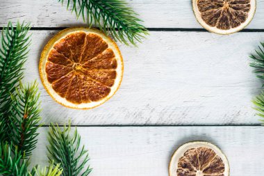 Noel köknar farklı dekorasyon - narenciye dilimleri, parlayan toplar ve çam kozalakları şubeleri.