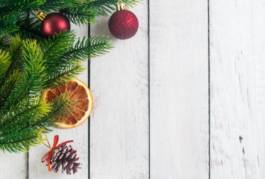 Noel köknar farklı dekorasyon - narenciye dilimleri, parlayan toplar ve çam kozalakları şubeleri.