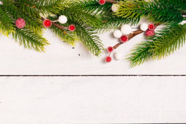 Noel köknar farklı dekorasyon - narenciye dilimleri, parlayan toplar ve çam kozalakları dalları. Kış tatili.