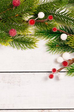 Noel köknar farklı dekorasyon - narenciye dilimleri, parlayan toplar ve çam kozalakları dalları. Kış tatili.