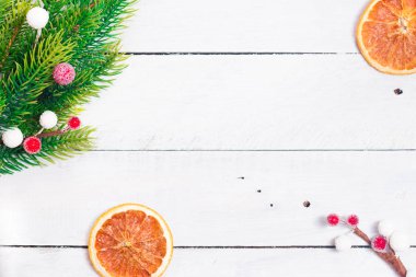 Noel köknar farklı dekorasyon - narenciye dilimleri, parlayan toplar ve çam kozalakları dalları. Kış tatili.