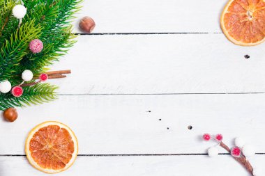 Noel köknar farklı dekorasyon - narenciye dilimleri, parlayan toplar ve çam kozalakları dalları. Kış tatili.