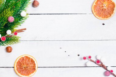 Noel köknar farklı dekorasyon - narenciye dilimleri, parlayan toplar ve çam kozalakları dalları. Kış tatili.