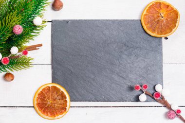 Noel köknar farklı dekorasyon - narenciye dilimleri, parlayan toplar ve çam kozalakları dalları. Kış tatili.