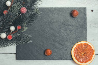 Noel köknar farklı dekorasyon - narenciye dilimleri, parlayan toplar ve çam kozalakları dalları. Kış tatili.