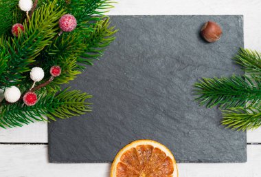 Noel köknar farklı dekorasyon - narenciye dilimleri, parlayan toplar ve çam kozalakları dalları. Kış tatili.