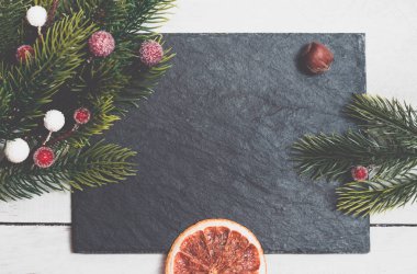 Noel köknar farklı dekorasyon - narenciye dilimleri, parlayan toplar ve çam kozalakları dalları. Kış tatili.