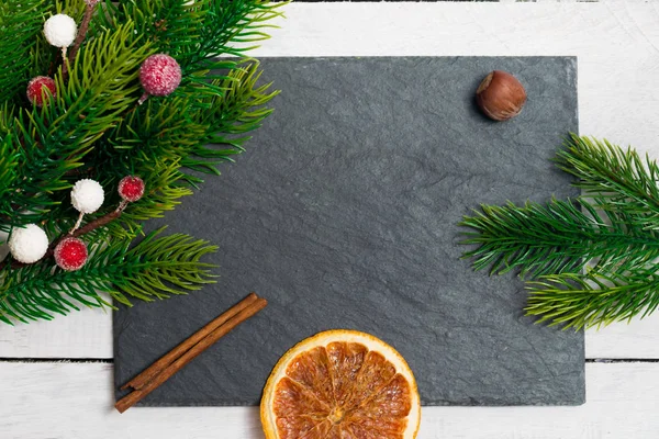 Noel köknar farklı dekorasyon - narenciye dilimleri, parlayan toplar ve çam kozalakları dalları. Kış tatili.