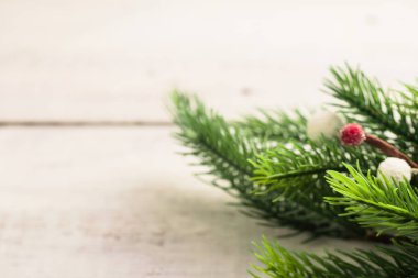 Noel köknar farklı dekorasyon - narenciye dilimleri, parlayan toplar ve çam kozalakları dalları. Kış tatili.