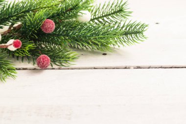 Noel köknar farklı dekorasyon - narenciye dilimleri, parlayan toplar ve çam kozalakları dalları. Kış tatili.