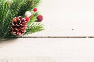 Noel köknar farklı dekorasyon - narenciye dilimleri, parlayan toplar ve çam kozalakları dalları. Kış tatili.