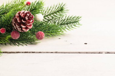 Noel köknar farklı dekorasyon - narenciye dilimleri, parlayan toplar ve çam kozalakları dalları. Kış tatili.