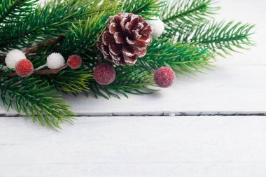 Noel köknar farklı dekorasyon - narenciye dilimleri, parlayan toplar ve çam kozalakları dalları. Kış tatili.