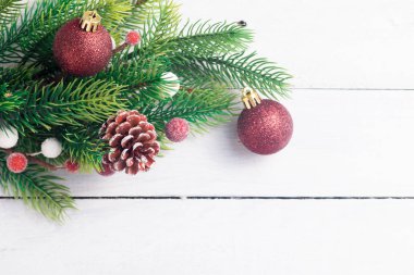 Noel köknar farklı dekorasyon - narenciye dilimleri, parlayan toplar ve çam kozalakları dalları. Kış tatili.