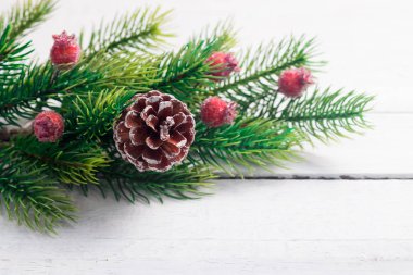 Noel köknar farklı dekorasyon - narenciye dilimleri, parlayan toplar ve çam kozalakları dalları. Kış tatili.