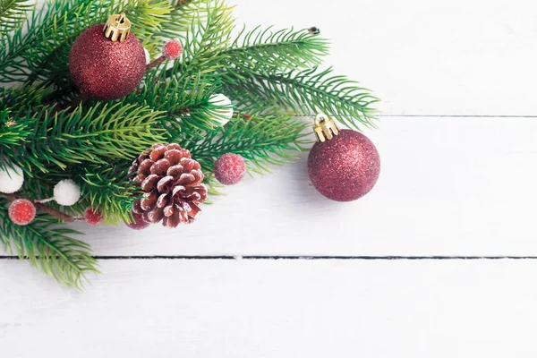 Noel köknar farklı dekorasyon - narenciye dilimleri, parlayan toplar ve çam kozalakları dalları. Kış tatili.