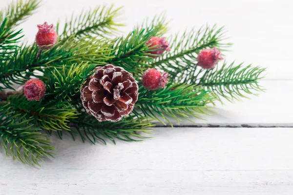 Noel köknar farklı dekorasyon - narenciye dilimleri, parlayan toplar ve çam kozalakları dalları. Kış tatili.