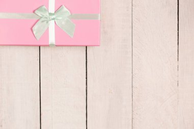 İki beyaz masa üzerinde kutuları hediye. Düz yatıyordu.