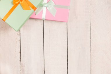 İki beyaz masa üzerinde kutuları hediye. Düz yatıyordu.