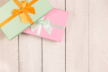 İki beyaz masa üzerinde kutuları hediye. Düz yatıyordu.