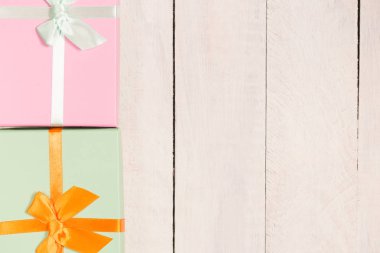 İki beyaz masa üzerinde kutuları hediye. Düz yatıyordu.