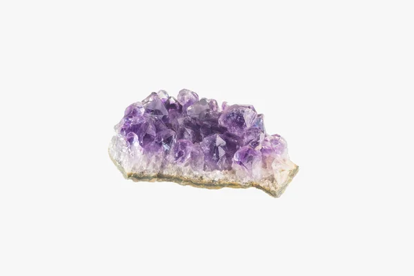 紫水晶晶簇隔离 紫色粗糙紫水晶晶体 — 图库照片