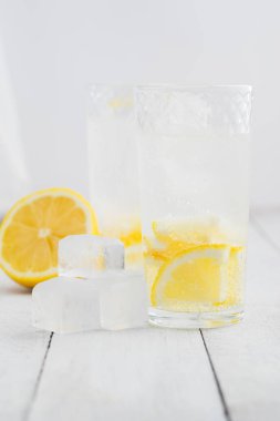 Limon suyu detoks su. Maden suyu limon ile infüzyon.