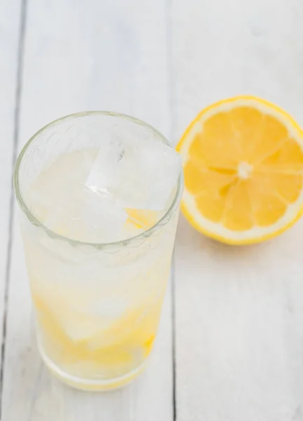물입니다 레몬과 미네랄 — 스톡 사진