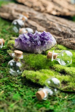 Sihirli şişesi ve ormanın içinde zümrüt moss Ametist stone. Halloween Tema.