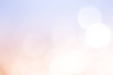 Şeftali ve ışık bokeh ışıklar arka plan mavi.