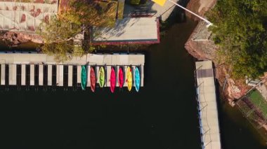 Chonburi Dağı Tayland 'da renkli kanoları ve jet ski ile yüzen armut - 4K Yatay