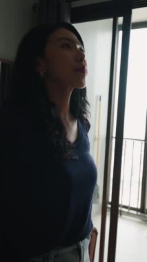 Genç Asyalı kadın evinde zarif bir şekilde dans ediyor - 4K Yatay