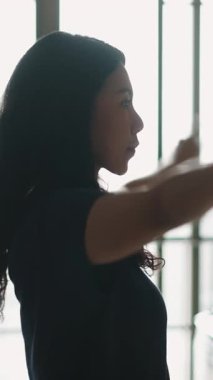 Parlak bir stüdyoda zarif hareketler deneyen zarif dansçı - 4K Yatay