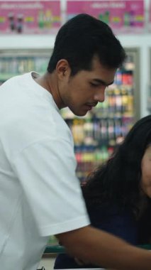 Neşeli ortaklar markete bakıyorlar, alışveriş yaparken eşyalar seçiyorlar