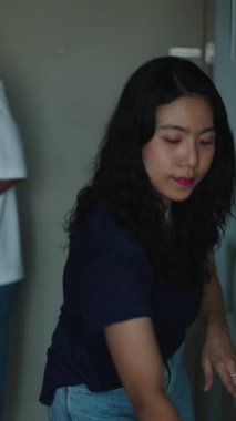 Genç çift evde yemek pişiriyor, geleneksel yemekleri çağdaş mutfak alanında hazırlıyorlar.