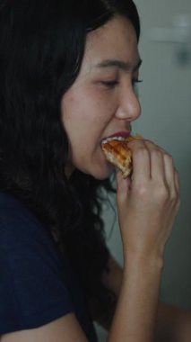 Esmer, taze waffle tadıyor, sıradan bir yemek anında dilimlenmiş muzun tadını çıkarıyor.