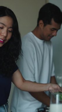 Parlak çağdaş mutfakta birkaç yemek pişirme, doğrama malzemesi.