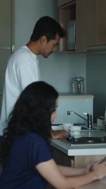 Birlikte sabah kahvesini hazırlarken birbirine bağlanan, yakınlaşan çift.