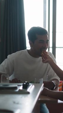 Sevecen bir çift modern evlerinde yemeklerini paylaşıyor, birbirlerine eşlik ediyorlar.