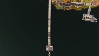 Chonburi Dağı Tayland 'da yüzen bir rıhtımın manzarası. Sarı binalara bağlanıyor. Ağaçlar, iki küçük rıhtım.