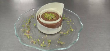 Beyaz arka planda çikolatalı dondurma.