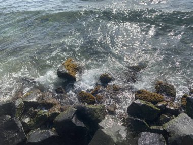 Sahilde deniz dalgaları ve kayalar