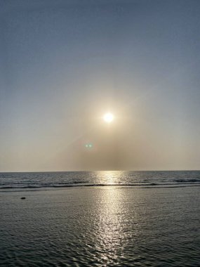 Denizin üzerinde güzel bir gün batımı