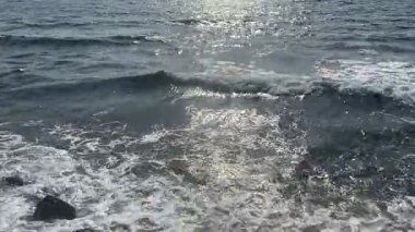 Denizin dalgası. Deniz kıyısı. arkaplan.