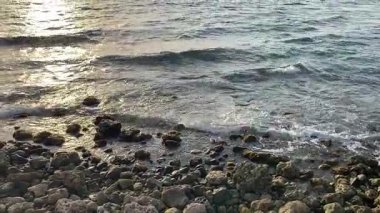 Dalgalı ve taşlı deniz suyu