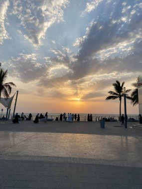 Denizin üzerinde güzel bir gün batımı