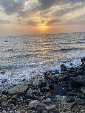 Denizin üzerinde güzel bir gün batımı