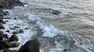 Sahildeki deniz dalgaları