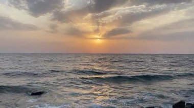 Denizde gün batımı. Güzel günbatımı gökyüzü ve denizde dalgalar. Denizde gün batımı.